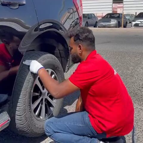 فني يقوم بتركيب إطار بلاك أرو