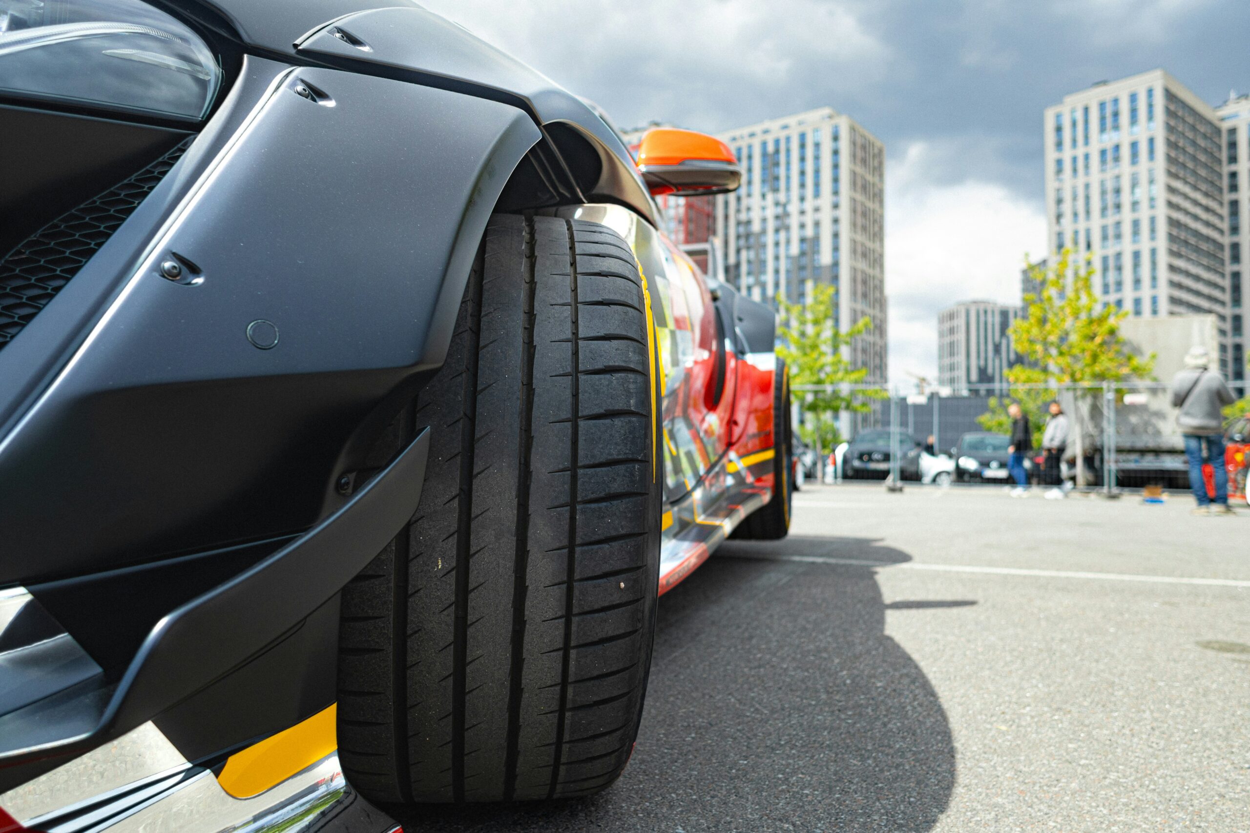 🚗 خدمة الإطارات والعجلات للسيارات في الكويت