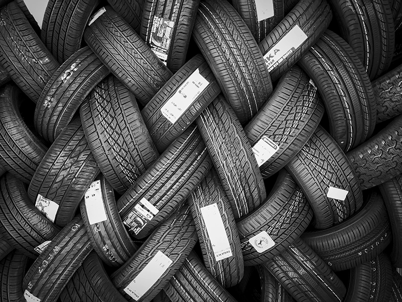 7 علامات خطيرة تقول لك: غيّر إطارات سيارتك فورًا! 🚗💥