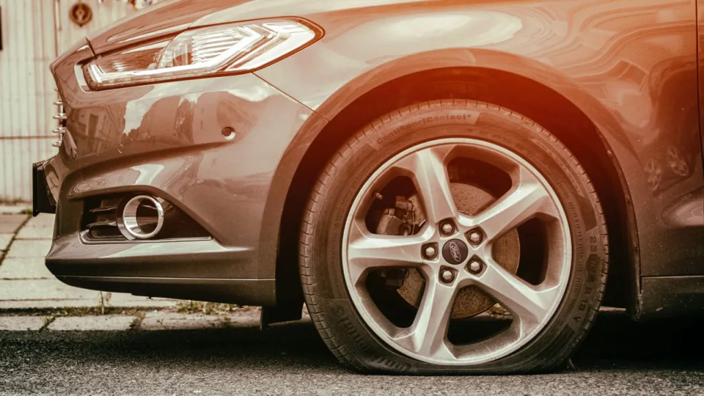 مسمار صغير يسبب تسريب الهواء في إطار السيارة